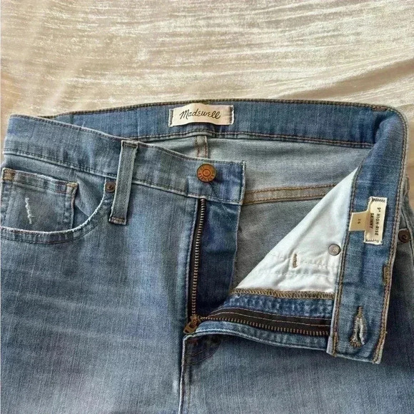 Madewell 9" High-Rise Skinny Jeans in Ontario Wash: Distressed-Hem Edition - Picture 6 of 12